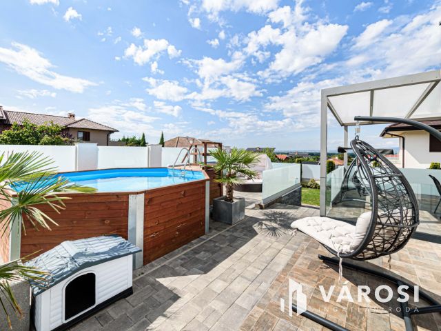 Panorámás luxus családi ház medencével Csömörön eladó!