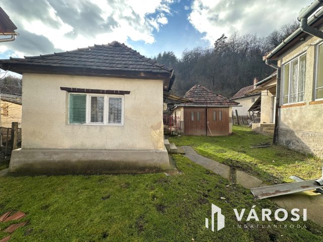 A falu csendes részén, felújítandó családi ház eladó!