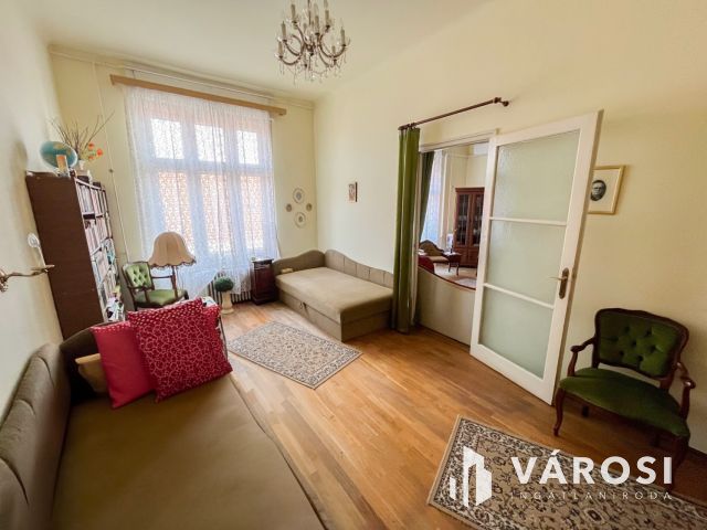 Erkélyes lakás a Rákóczi úton!