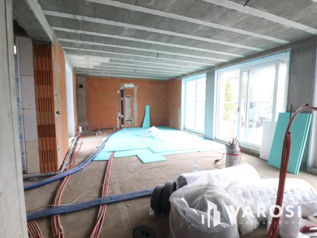 Szöregen kulcsrakész családi ház eladó.