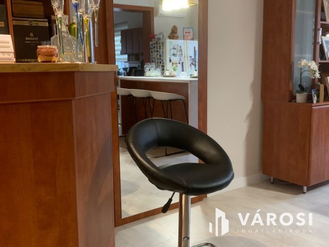 Tágas otthon, gyönyörű  kerttel és nagy terasszal eladó