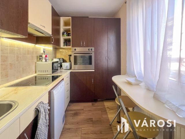 Magasföldszinti, felújított, erkélyes, 2 szobás lakás