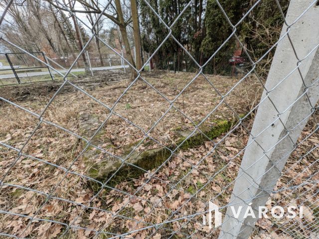 Közműves körbekerített telek Szanazugban!