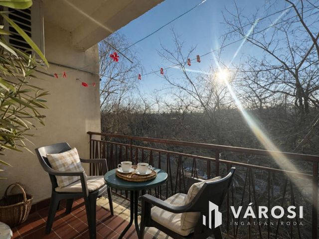 Belvárosi 3 szobás erkélyes tégla lakás eladó