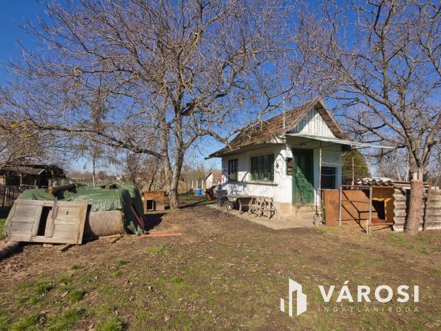 1450 m2-es telek karámmal, ló box-szal, kisházzal eladó