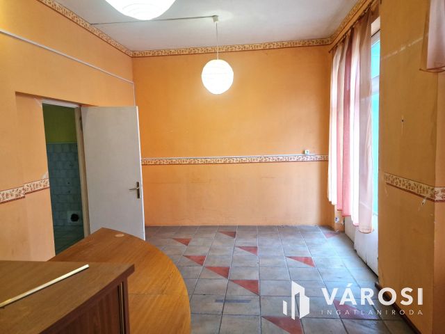 Lakhatásra kialakított, belvárosi, földszinti üzlethelyiség