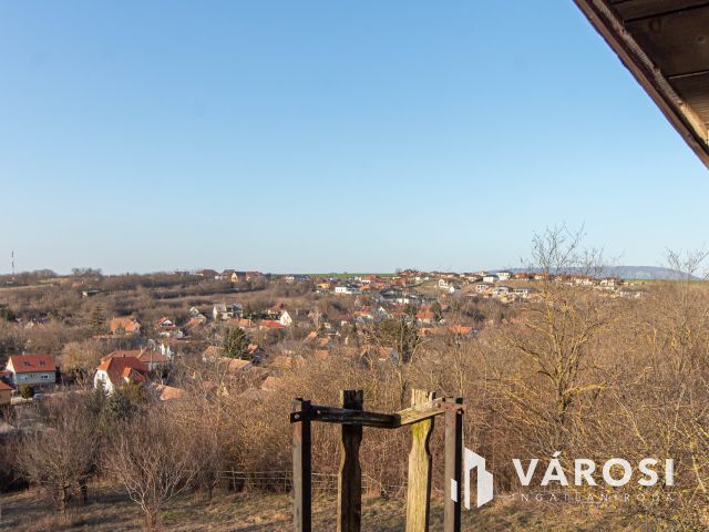 Panorámás zártkerti telek háromszintes kis házzal Tinnyén
