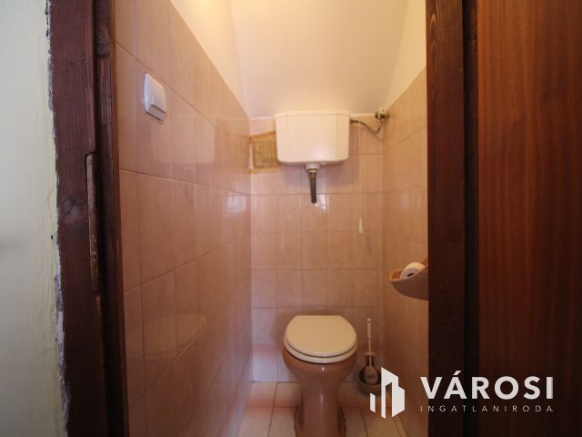 Vásárhelyen, Újvároson 6 szobás családház ajánlat.