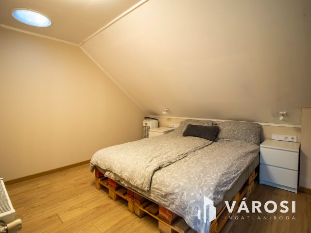 Két lakrészes 5 szobás házrész, saját kertrésszel