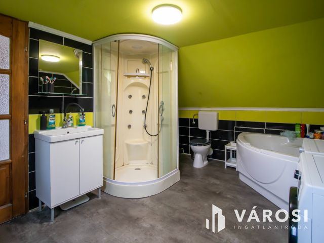 Két lakrészes 5 szobás házrész, saját kertrésszel