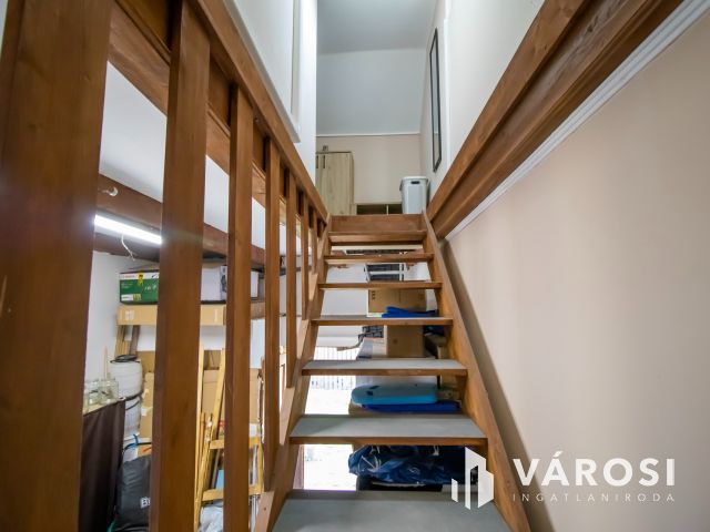 Két lakrészes 5 szobás házrész, saját kertrésszel