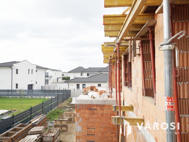 Eladó modern 4 szobás ikerfél nagy teraszokkal