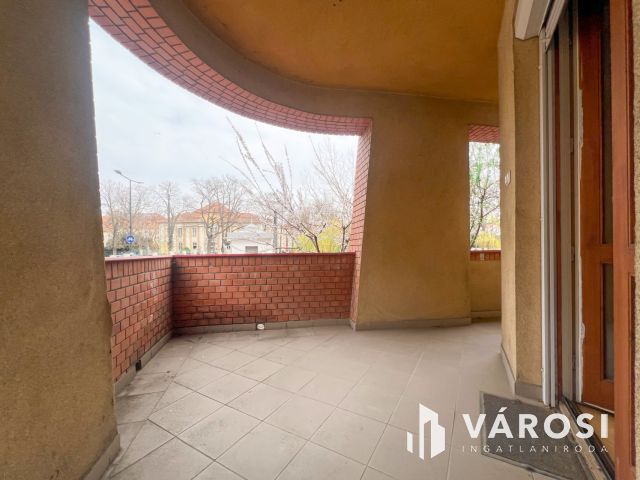 Legjobb helyen földszinti lakás garázzsal