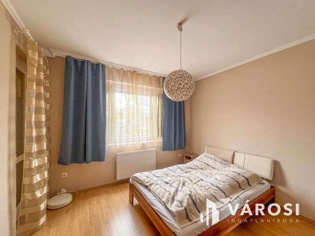 Legjobb helyen földszinti lakás garázzsal